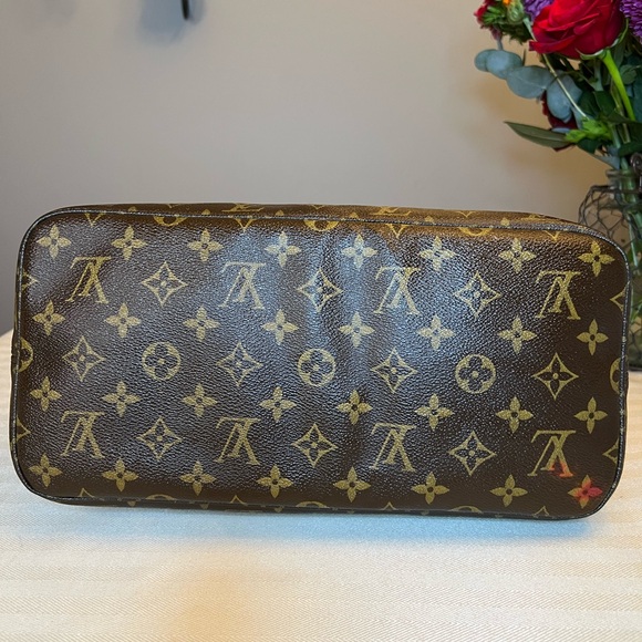 LOUIS VUITTON LV Neverfull MM Monogram Bag - Picture 15 of 17